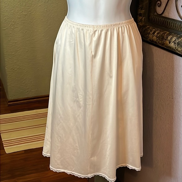 Essential VTG Vanity Fair cream with lace trim midi  half Slip - Sz S - Picture 1 of 8